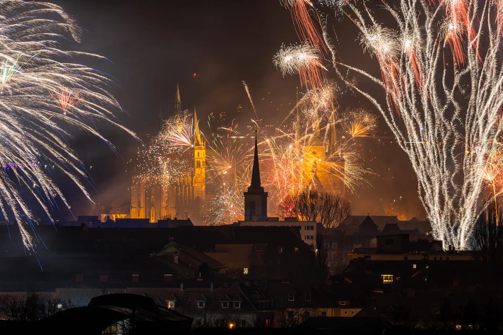 Feuerwerk zu Silvester über der Erfurter Altstadt mit Dom und Severikirche bei Nacht