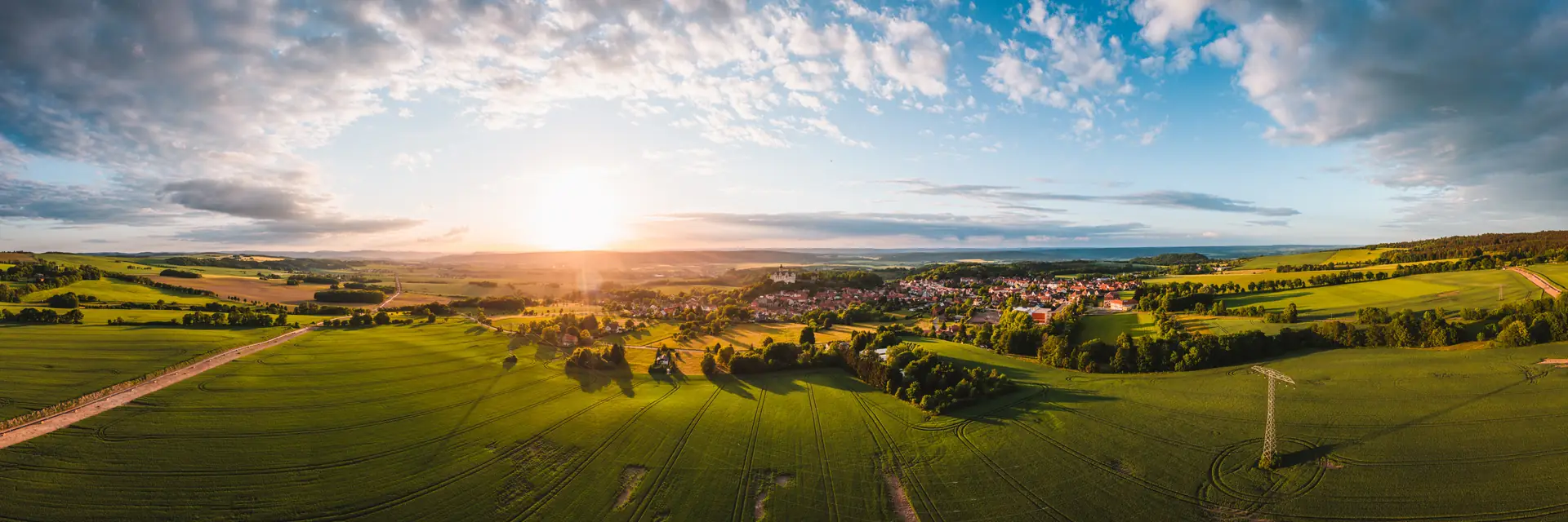 Weite Feldlandschaft bei Ranis im tiefstehenden Abendlicht