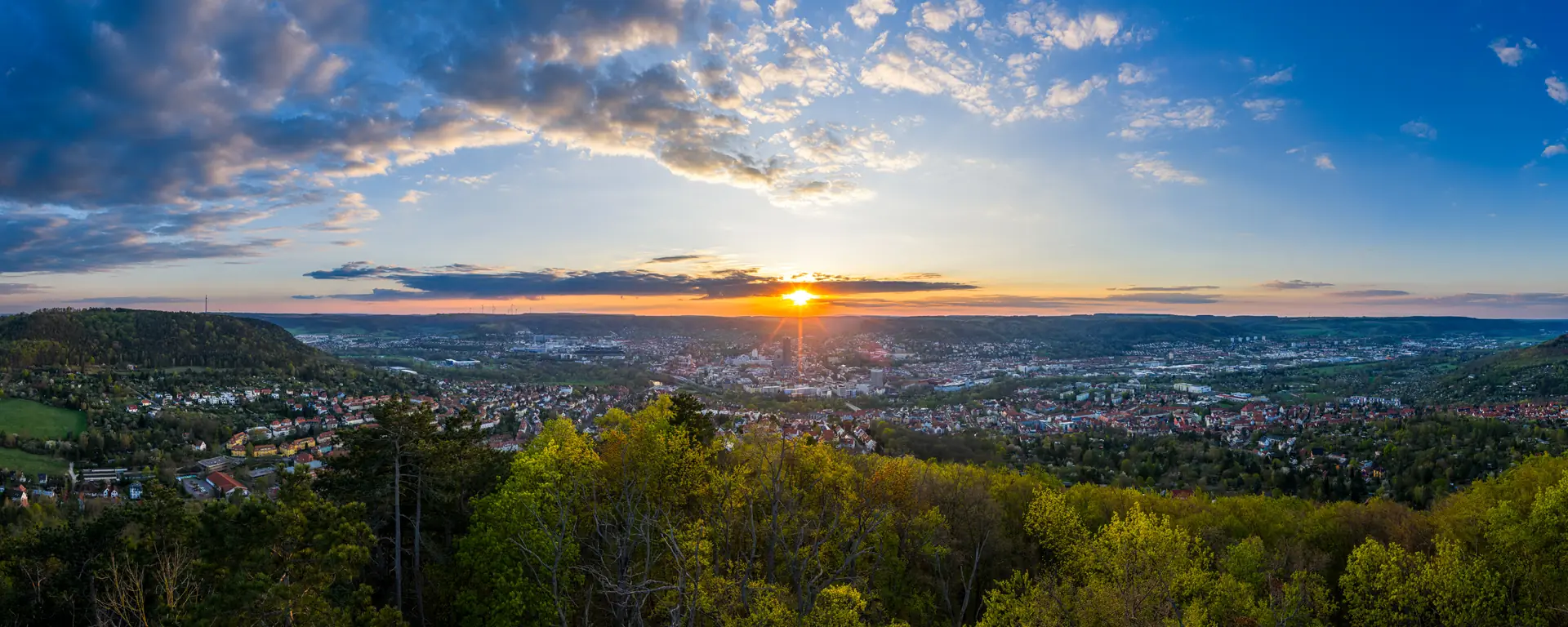Blick vom Hausberg über Jena, Sonnenuntergang unter dramatischer Wolkendecke