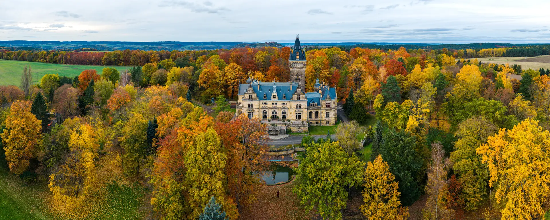 Neues Schloss Hummelshain im herbstlich gefärbten Park von oben