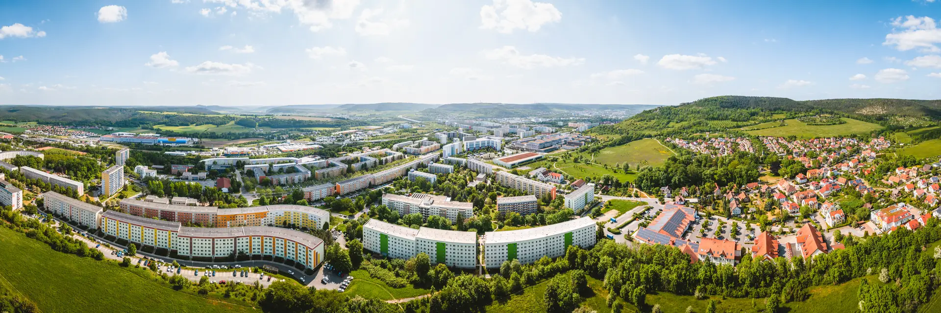 Luftbild von Jena-Lobeda und Drackendorf mit Wohnbebauung vor bewaldeten Hängen