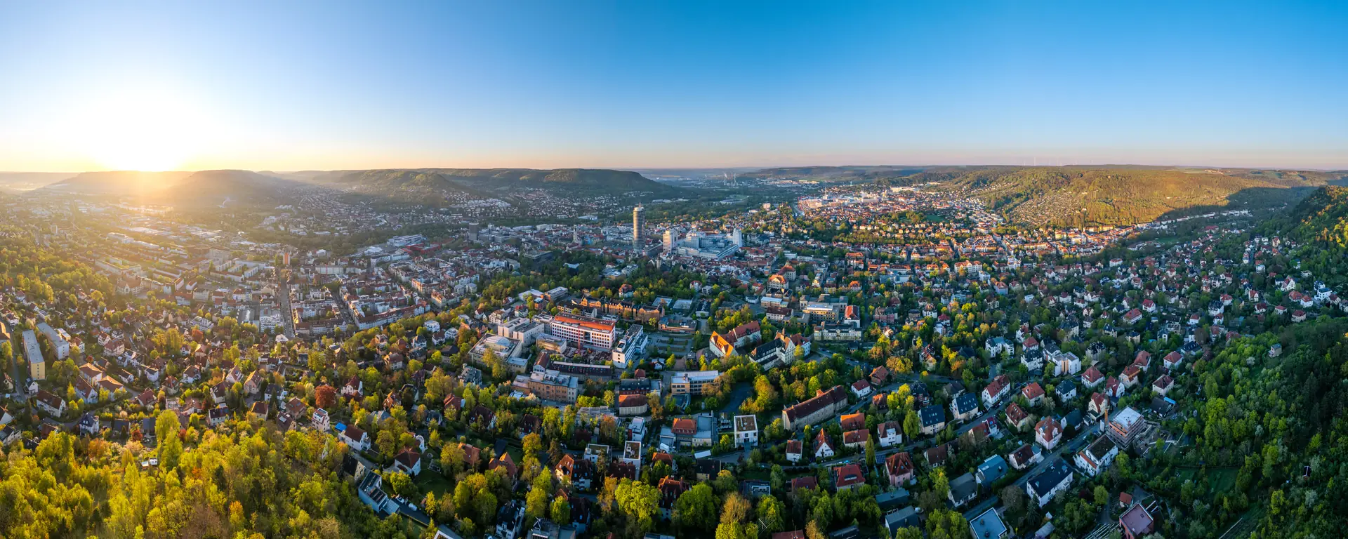 Jena im Saaletal bei Sonnenaufgang, die Stadt liegt noch im Schatten der Hänge