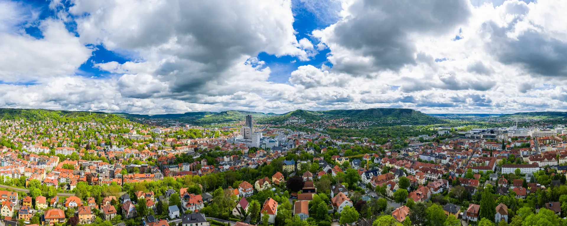 Jena im Sommer unter hohen Quellwolken, Blick über die Stadt und die Kernberge