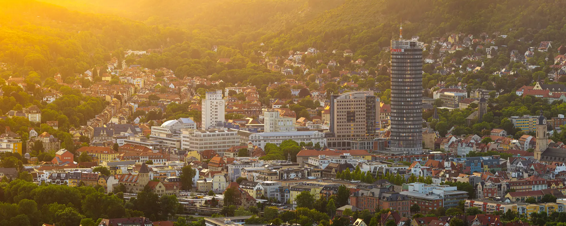 Jenaer Innenstadt mit JenTower im goldenen Abendlicht von oben