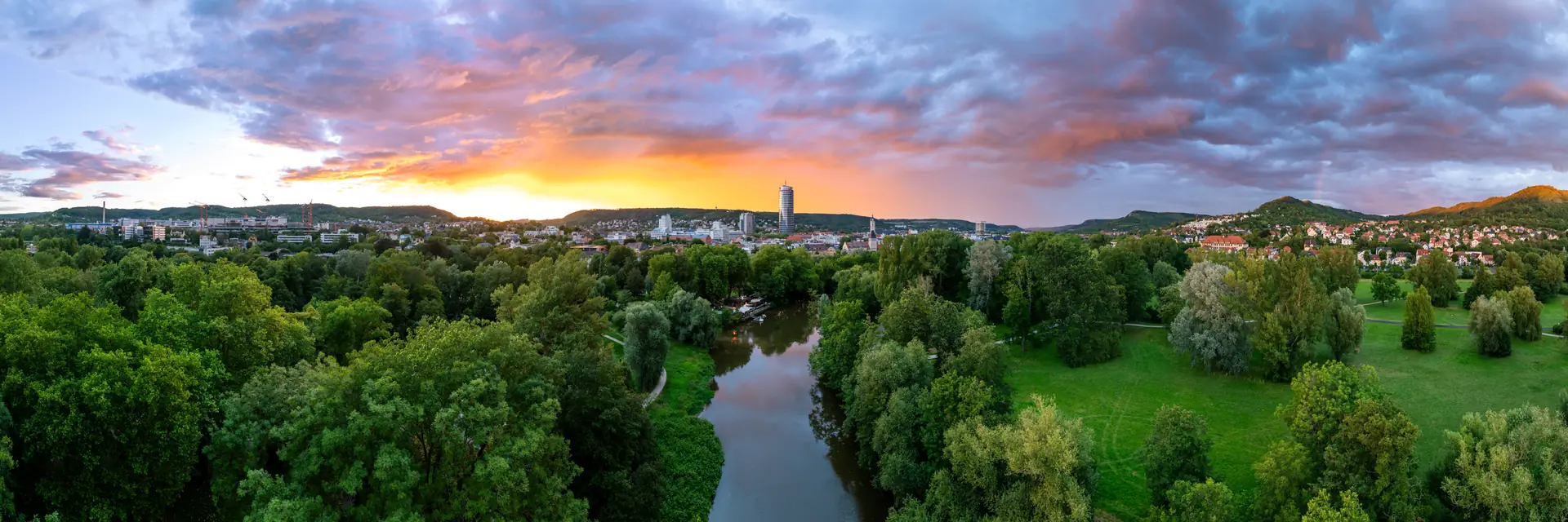 Sonnenuntergang über dem Paradies in Jena, die Saale spiegelt den farbigen Himmel