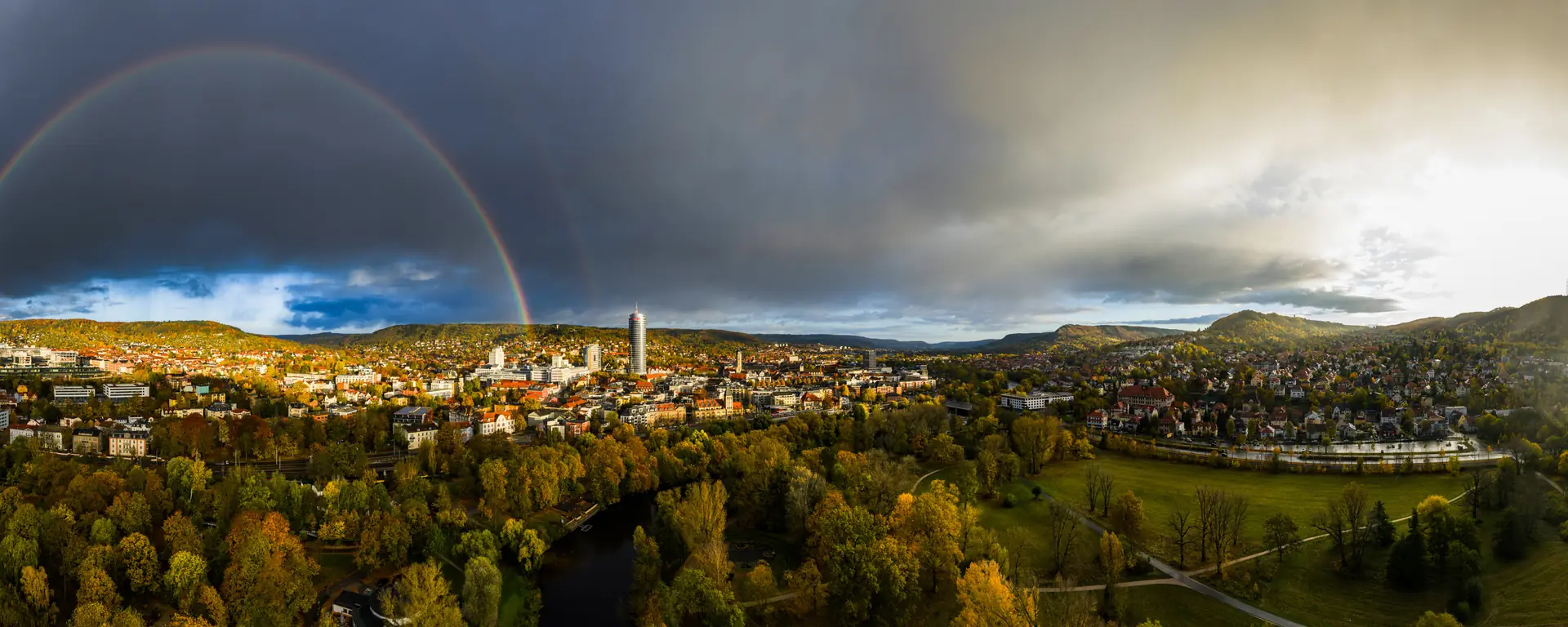 Regenbogen über dem Paradies in Jena nach einem Gewitter, Herbstlaub im Vordergrund