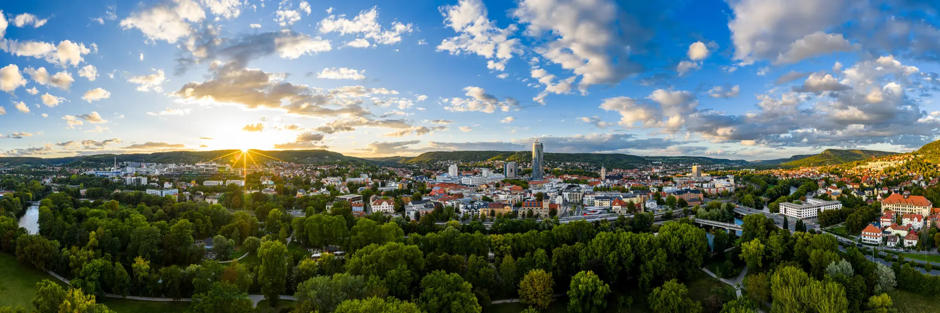 Jena Paradies im Sonnenuntergang, die Sonne steht tief über der Stadt
