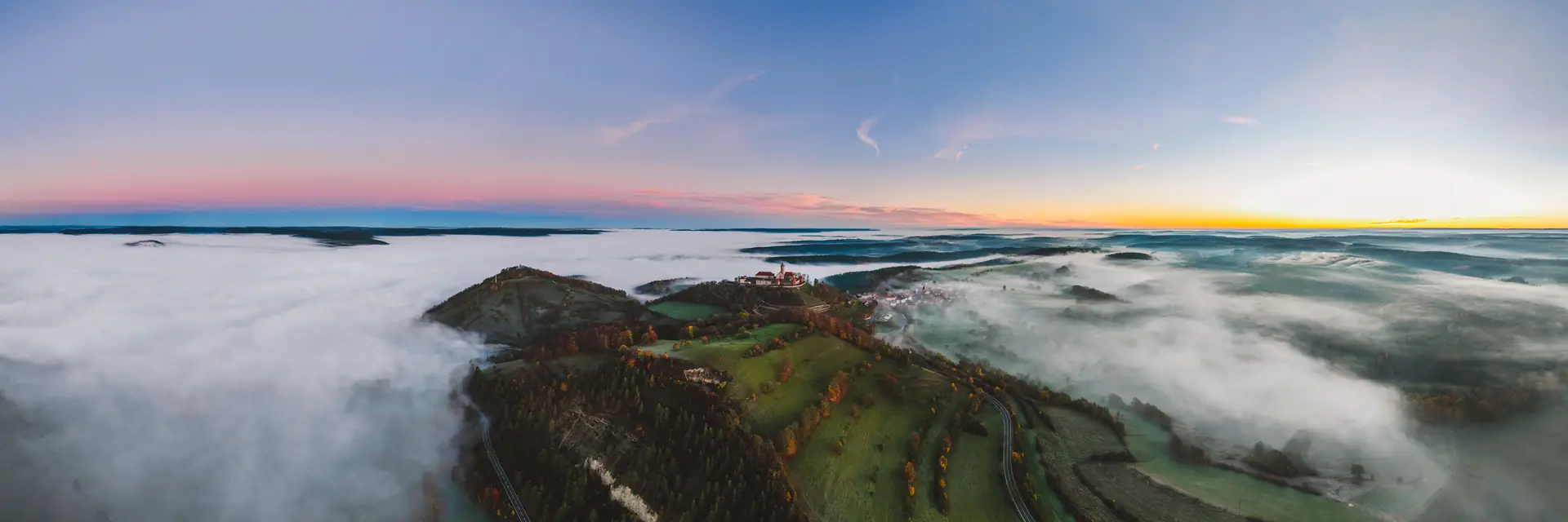 Luftbild über dem Nebelmeer im Saaletal, ein Höhenzug ragt aus der Wolkendecke