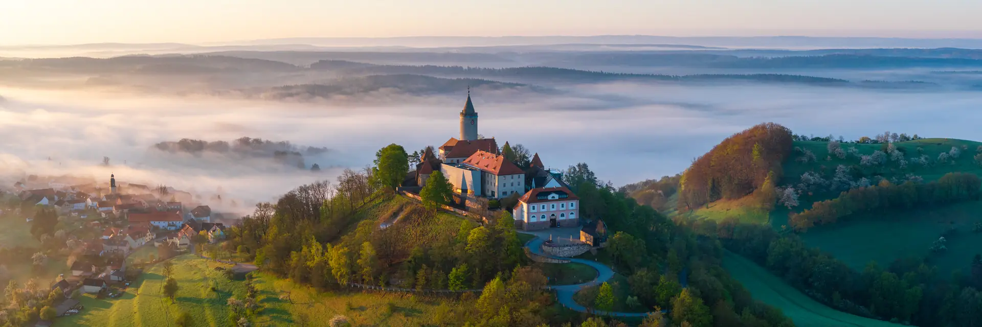 Leuchtenburg über dem herbstlichen Saaletal, Nebel liegt in den Senken