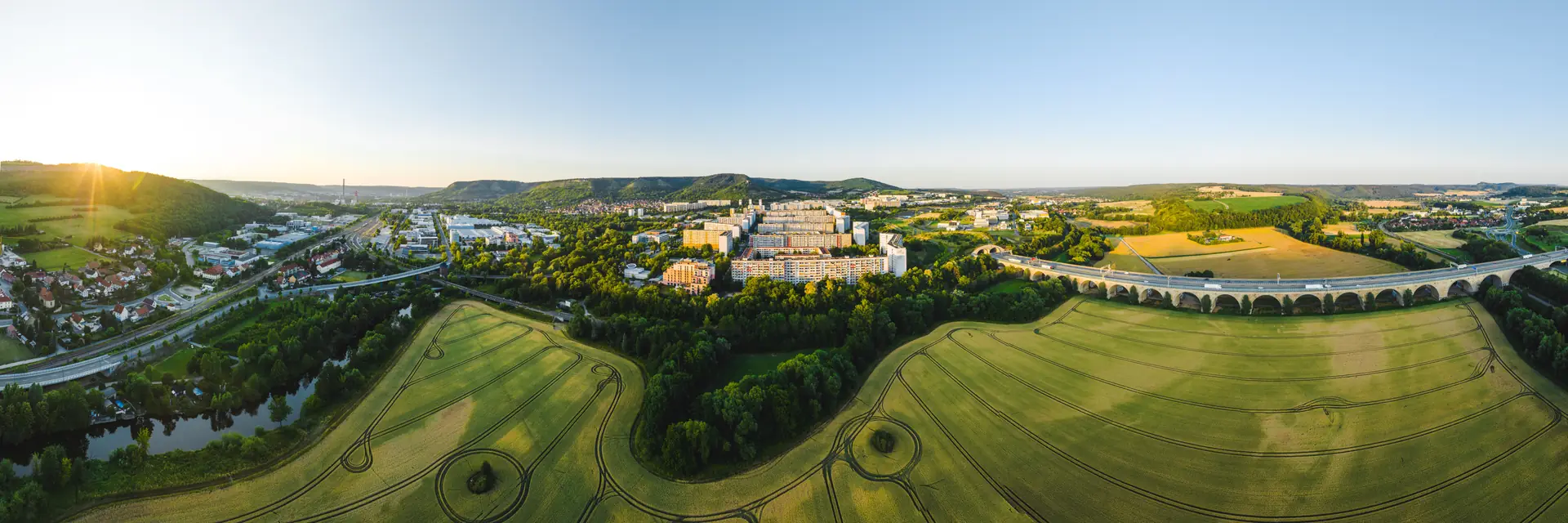 Luftbild über Jena-Lobeda mit Feldern, Saalebrücke und der Stadt im Hintergrund