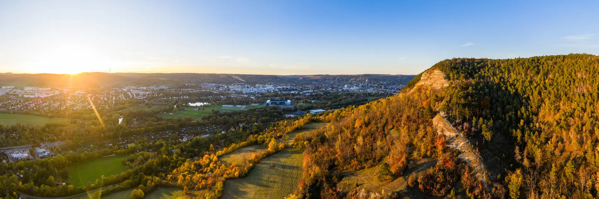 Sonnenaufgang auf der Saalehorizontale bei Jena, Herbstlaub auf dem Bergrücken