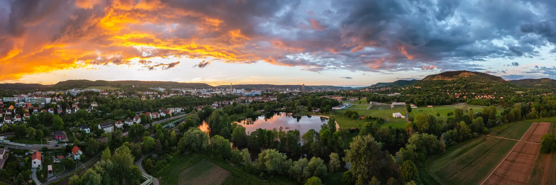 Der Schleichersee bei Jena unter einem farbigen Wolkenhimmel am Abend