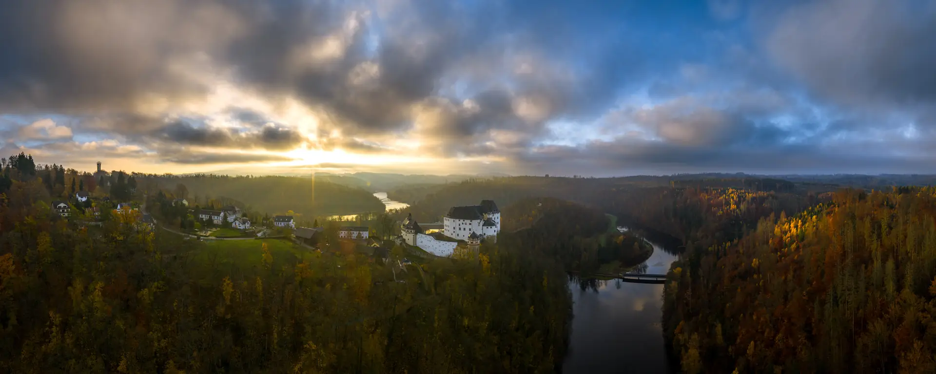 Luftbild von Schloss Burgk über der Saaleschleife im Herbst