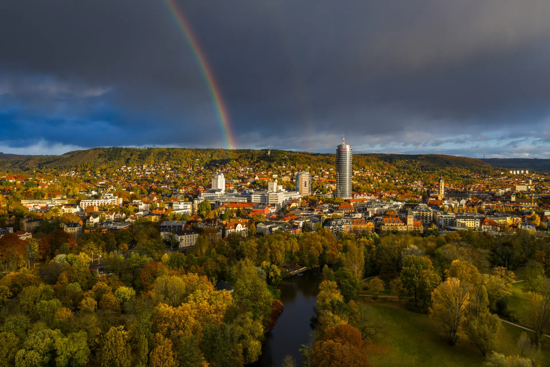 Panorama von Jena mit Regenbogen über dem Paradies im Herbstlicht