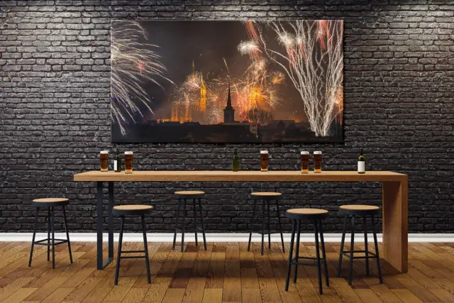 Bar mit Backsteinwand und großformatigem Wandbild auf Alu-Dibond, Feuerwerk über der Altstadt