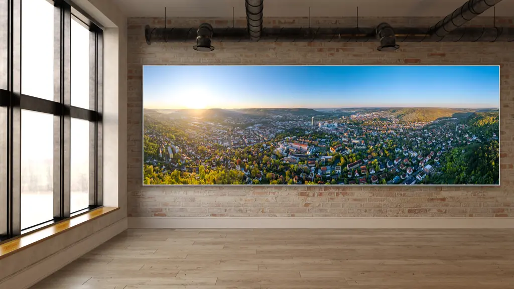 Bürowand mit beleuchtetem Leuchtkasten, Panorama von Jena im Morgenlicht