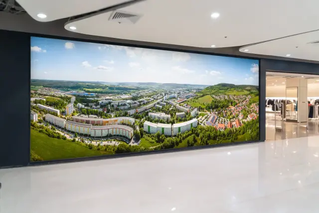 Einkaufszentrum mit großflächigem Thüringer Panorama an der Stirnwand