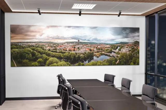 Konferenzraum mit Thüringer Panorama auf Alu-Dibond hinter dem Besprechungstisch